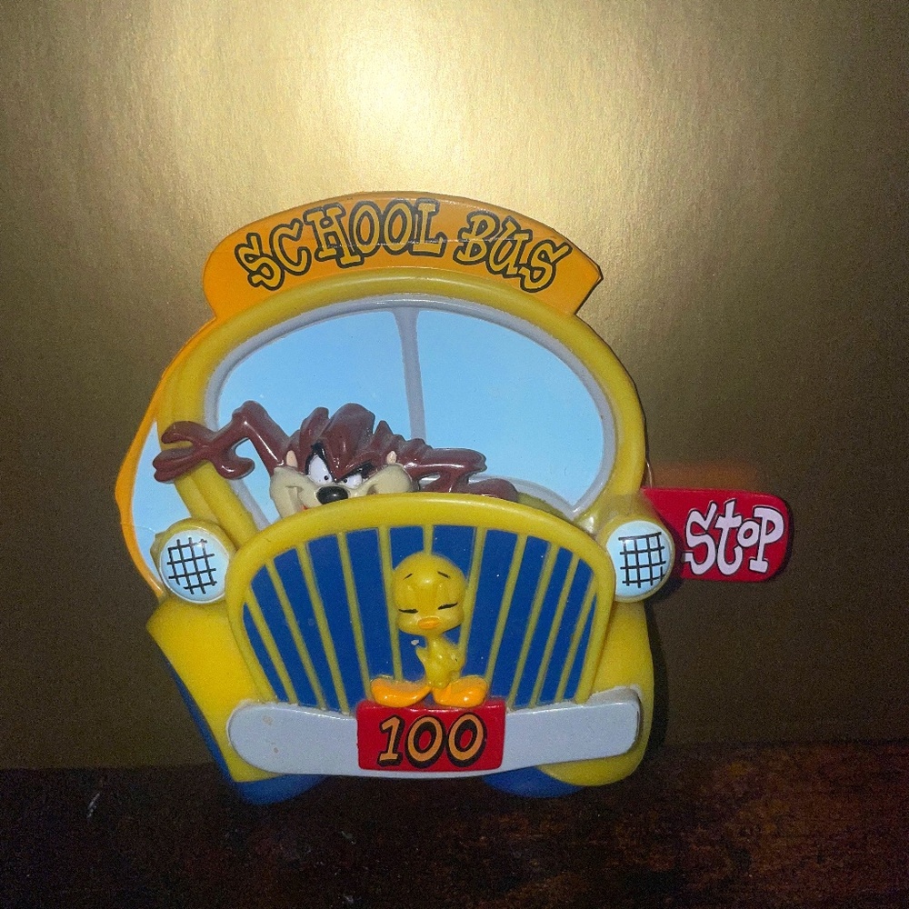 Warner Bros‎ Looney Tunes School Bus Tweety Bird Refrigerator Magnet 2000
